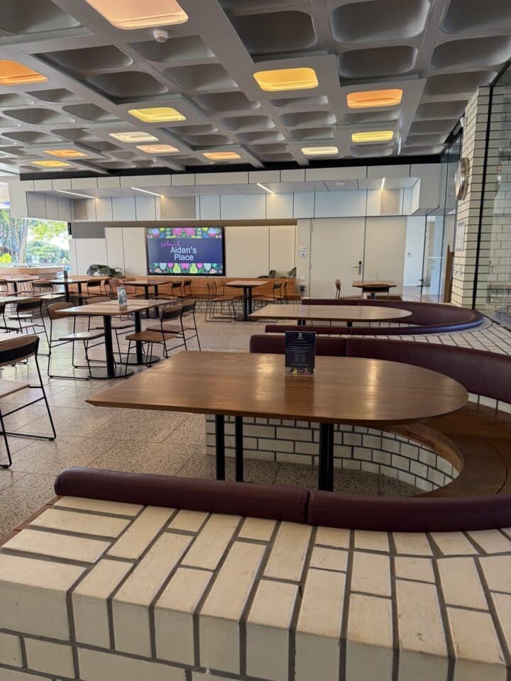 テーブル席が並ぶセント・エイダンズのカフェテリア「Aidan's Place」