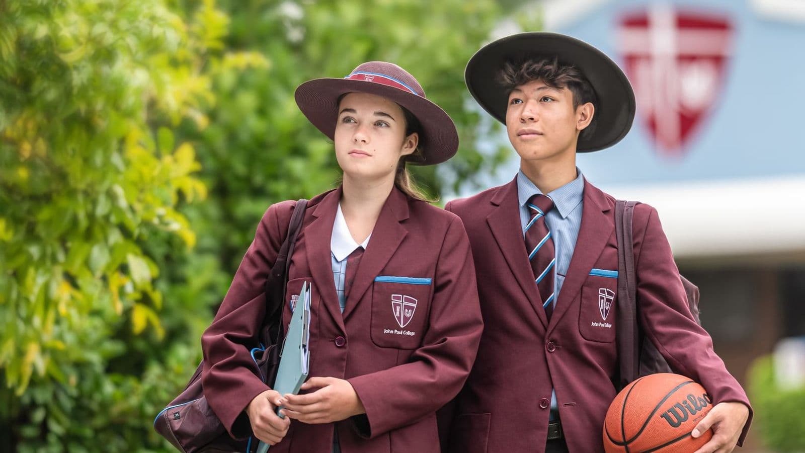 John Paul College の制服を着て登校する2人の生徒