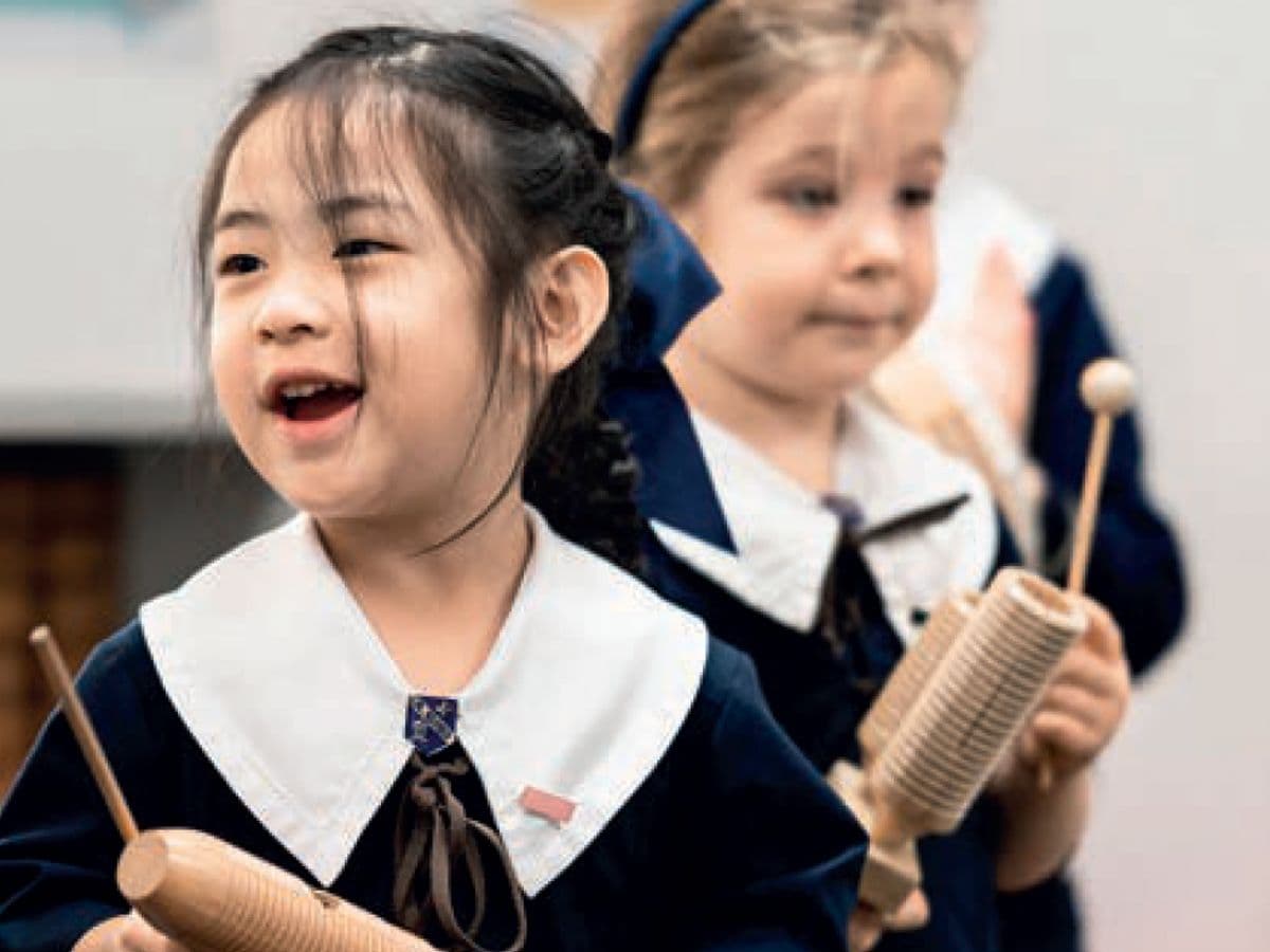教室で打楽器を手に音楽の授業を受けるSt Aidan’sの低学年の生徒たち