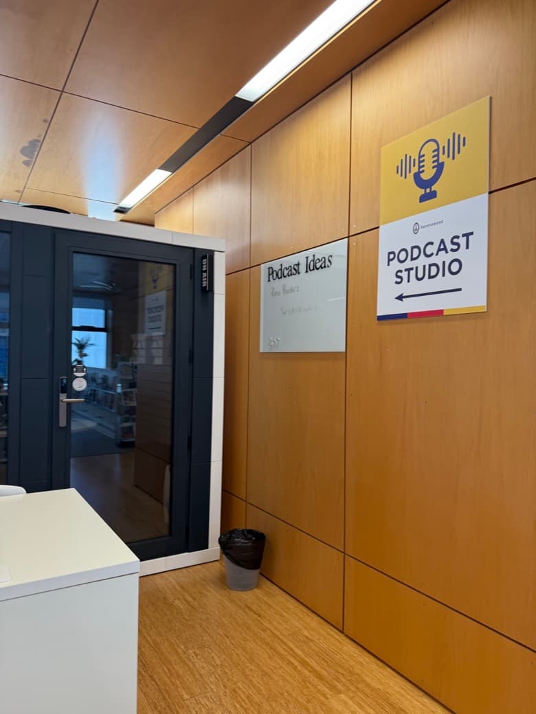 「PODCAST STUDIO」のサインが掲げられたレイヴンズウッドのポッドキャストスタジオの入口