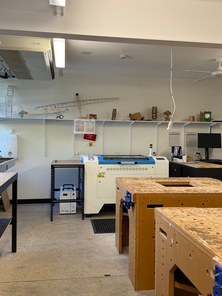 レーザーカッターや木工作業台が並ぶセント・エイダンズのデザイン・テクノロジー教室
